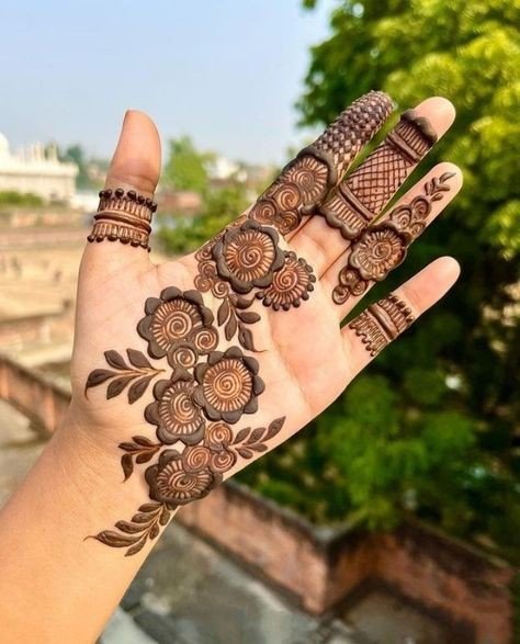 95+ Top Trending Stylish Front Hand Mehndi Designs for Fashion Lovers 33 Stylish Floral Mehndi Design Front Hand