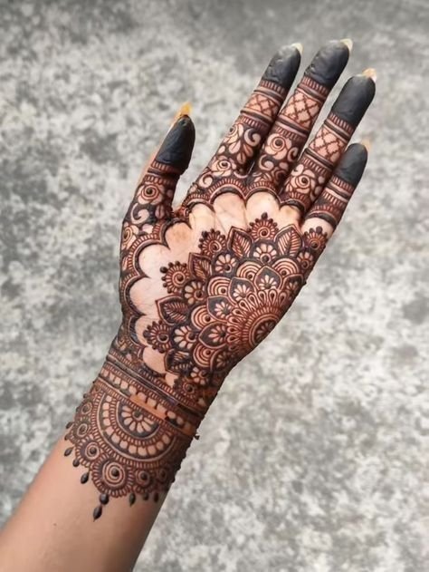 Top 25 Bridal Mehndi Designs for Full Hands – Latest Trends 2025 19 00923e0c1d04a67a46493407768dafe4 Bridal Mehndi Designs for Full Hands