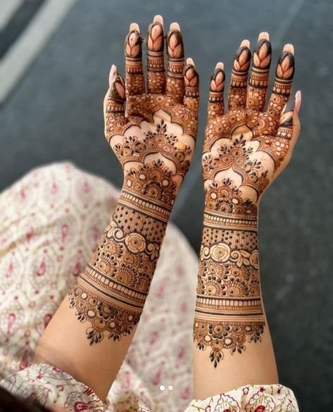 Top 25 Bridal Mehndi Designs for Full Hands – Latest Trends 2025 20 29d4ac348dfda69322f380b6cc1e7897 Bridal Mehndi Designs for Full Hands